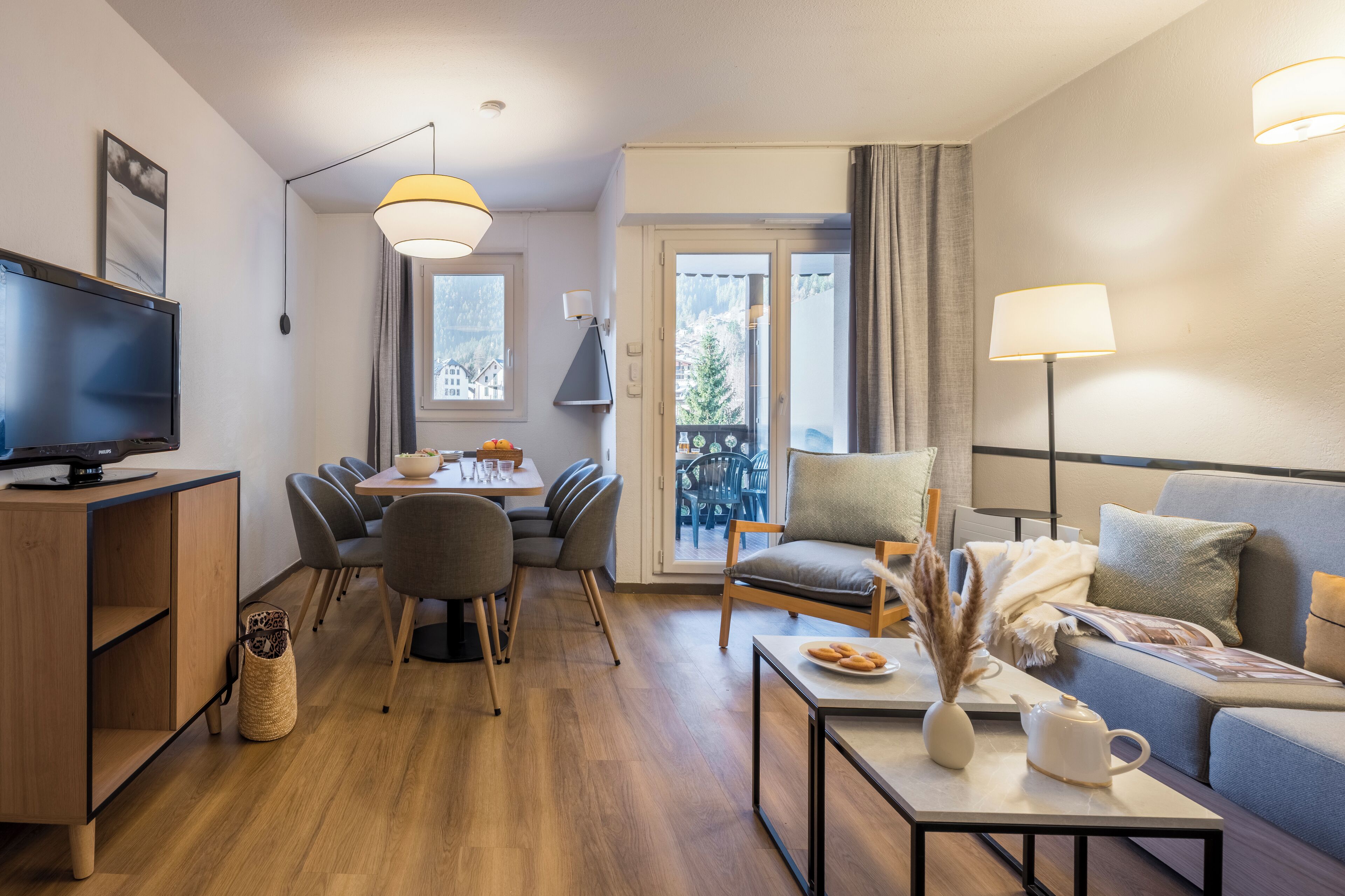 Apartamento | Zona de estar | Una televisión, una mesa de tenis de mesa