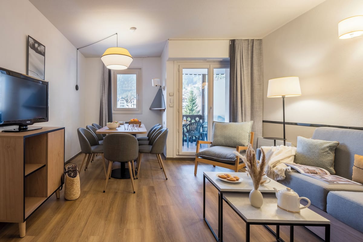 Apartamento | Zona de estar | Una televisión, una mesa de tenis de mesa