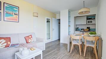 Studio 2 adultes + 2 enfants (-12ans) - Coin nuit - Climatisé - Terrasse - Vue mer | Coin séjour | Télévision, livres