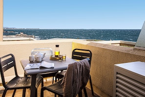 Studio 2 adults and 2 children (-12 years old) - 1 sleeping above - Air conditioned - Terrace or b | Terrace/patio
