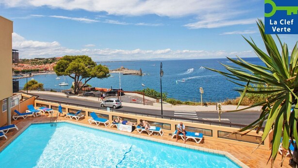 A pool area with lounge chairs and a view of the sea. - Pierre & Vacances Résidence Les Balcons de Collioure (Collioure)