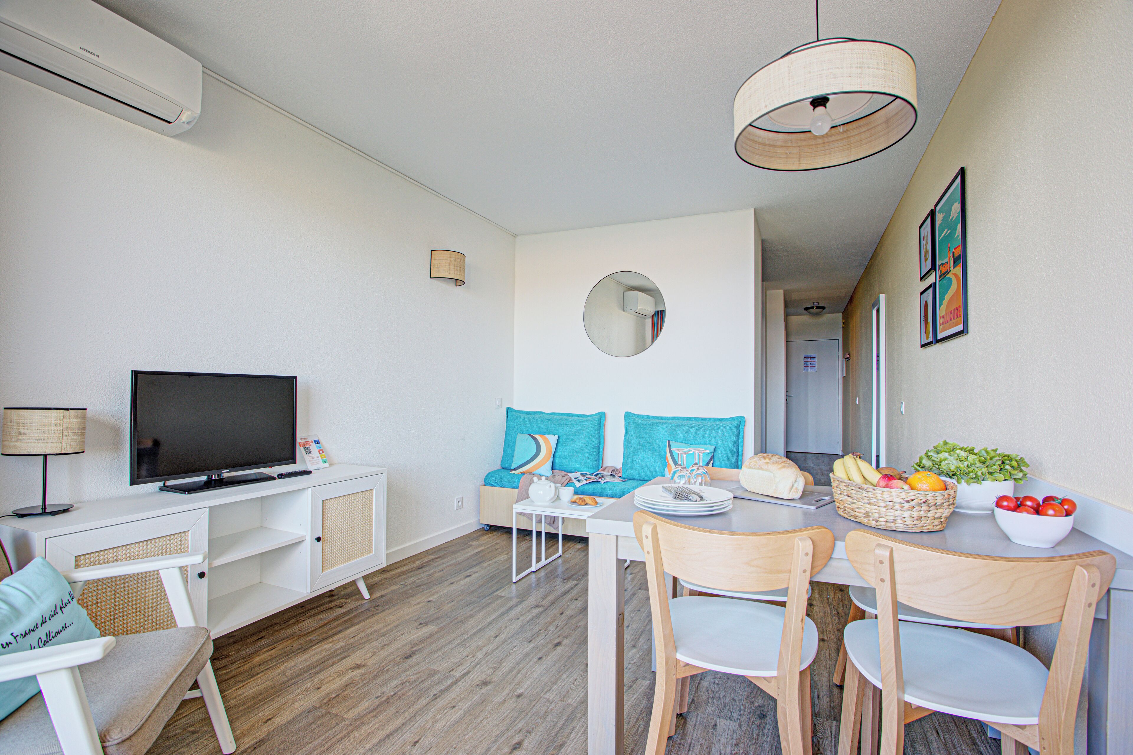 Estudio 4 personas - 1 zona dormitorio - Aire acondicionado - Terraza o balcón - Renovado | Zona de estar | Una televisión, libros