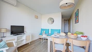 Estudio 4 personas - 1 zona dormitorio - Aire acondicionado - Terraza o balcón - Renovado | Zona de estar | Una televisión, libros