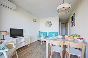 Studio, parveke | Oleskelualue | Televisio, kirjoja