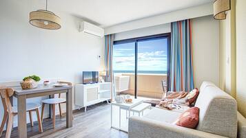 Studio 2 people - Terrace or balcony - Air conditionned - Sea view - Renovated | Living area | TV, books