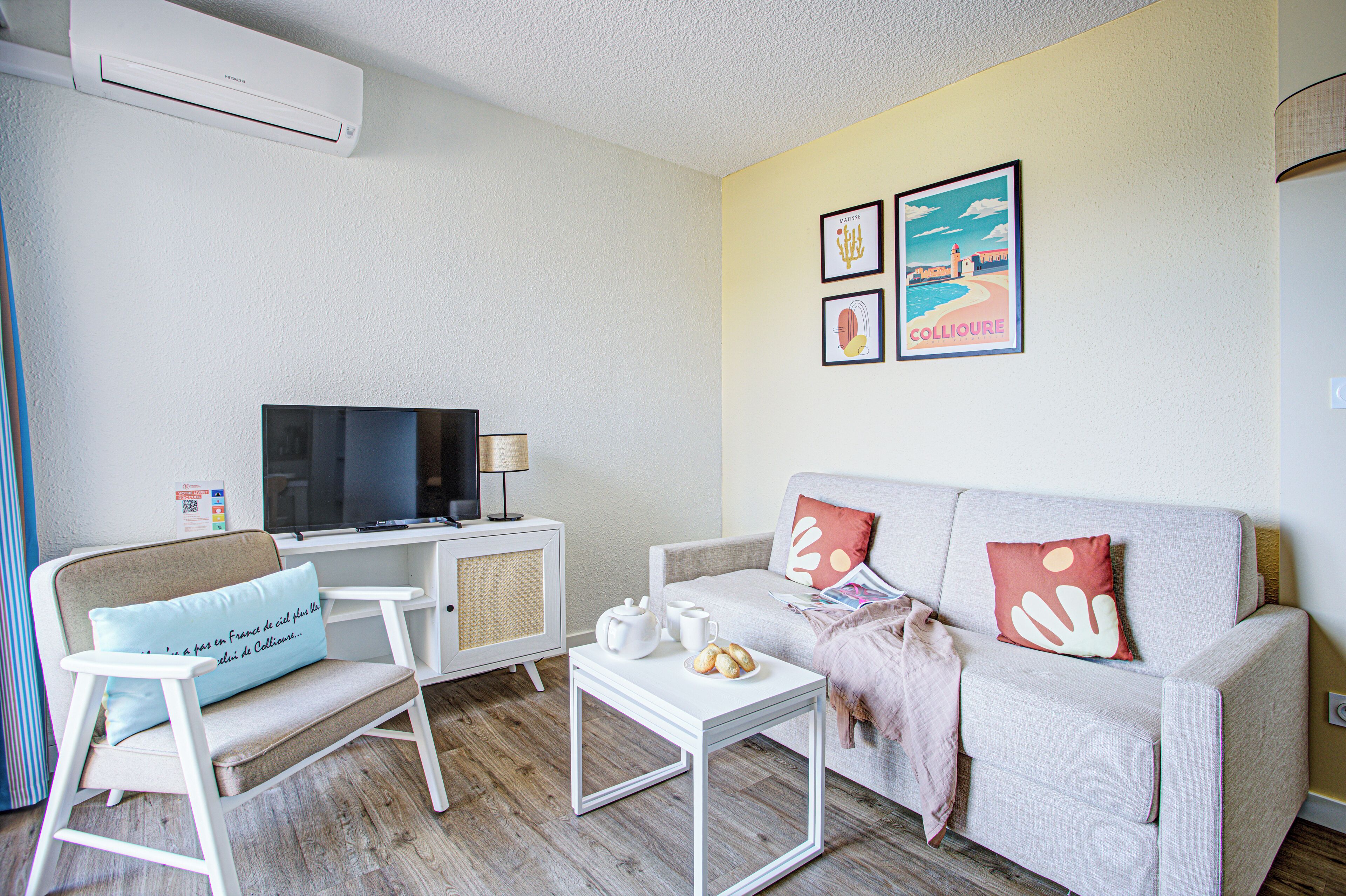 Studio 2 adults and 2 children (-12 years old) - 1 sleeping above - Air conditioned - Terrace or b | Living area | TV, books