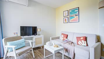 Studio 2 adults and 2 children (-12 years old) - 1 sleeping above - Air conditioned - Terrace or b | Living area | TV, books