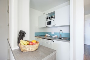 Studio 4 personnes - 1 coin nuit - climatisé - Terrasse ou balcon - Rénové | Coin cuisine privé | Réfrigérateur, micro-ondes, plaque de cuisson, lave-vaisselle
