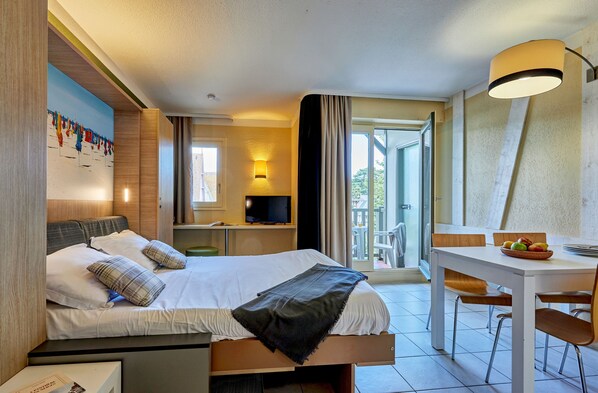 Standard-studio, parveke | Pimennysverhot, silitysrauta/-lauta, vauvansängyt, ilmainen Wi-Fi