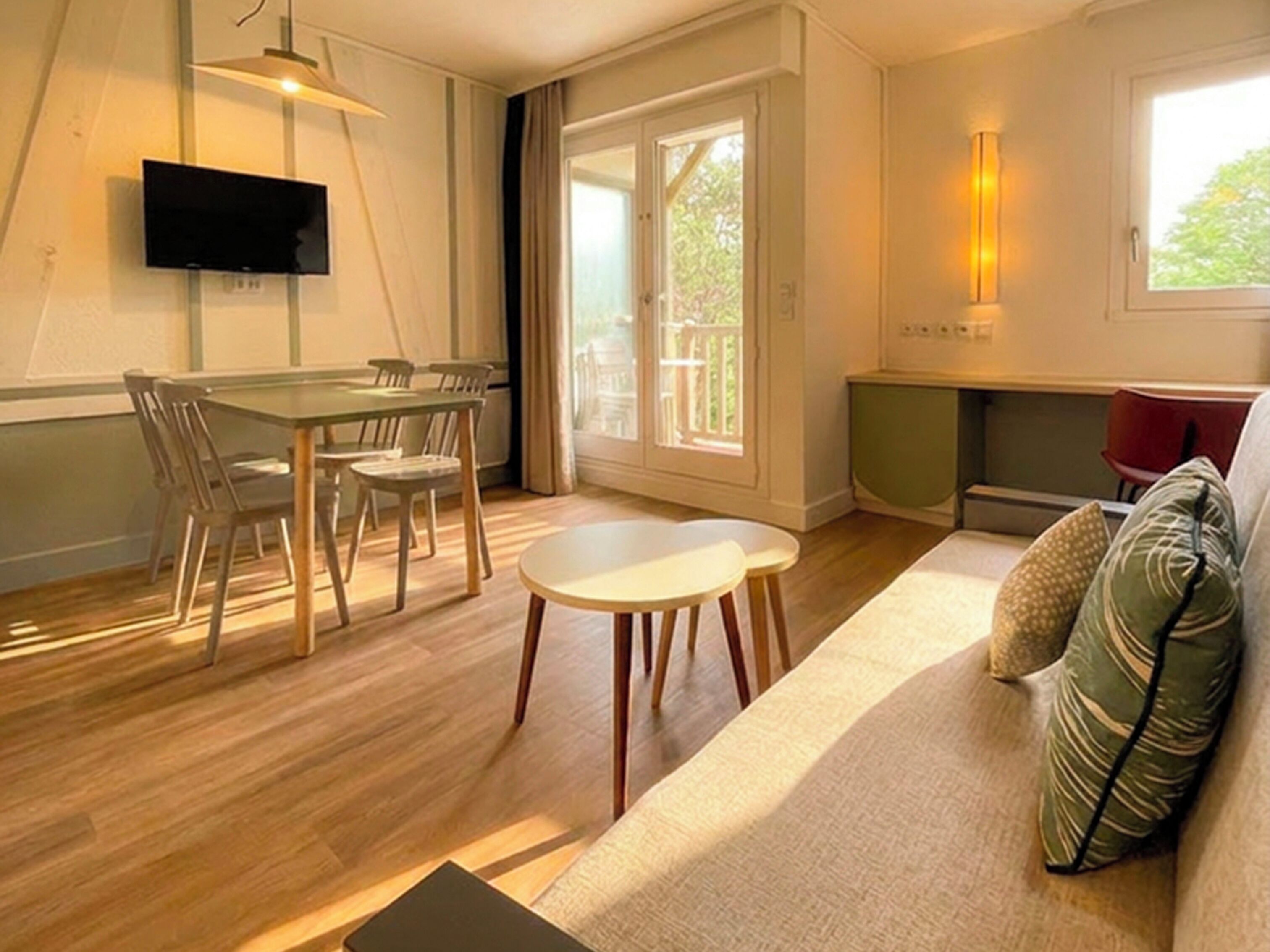 Studio 4 people - 1 sleeping alcove - Terrace or balcony | Living area | Flat-screen TV