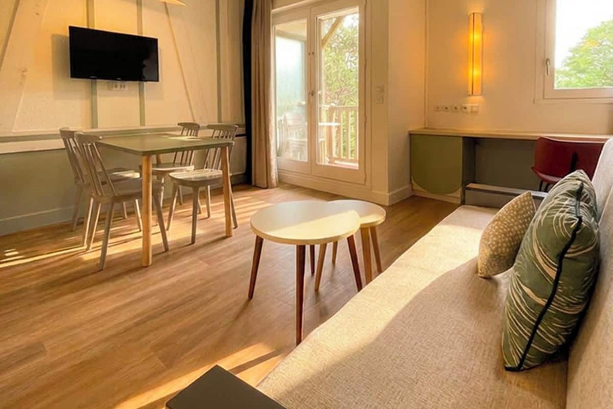 Studio Standar, balkon | Area keluarga | TV layar datar
