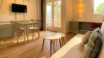 Studio 4 people - 1 sleeping alcove - Terrace or balcony | Living area | Flat-screen TV