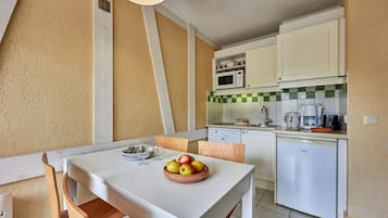 Studio 4 people - 1 sleeping alcove - Terrace or balcony - South exposure | Living area | Flat-screen TV