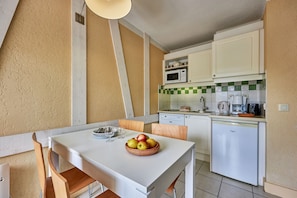 Standard-Studio, Balkon | Wohnbereich | Flachbildfernseher