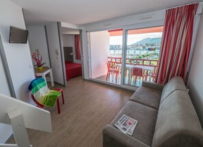 Maisonnette, 2 slaapkamers, uitzicht op haven (or Pool view For 6) | Woonruimte | Flatscreentelevisie