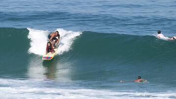 Una persona surfeando una ola.