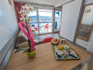 Daily continental breakfast (EUR 10 per person)