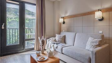 Appartement 4 personnes - 1 chambre - Balcon - Exposition Sud | Living area | Flat-screen TV, foosball