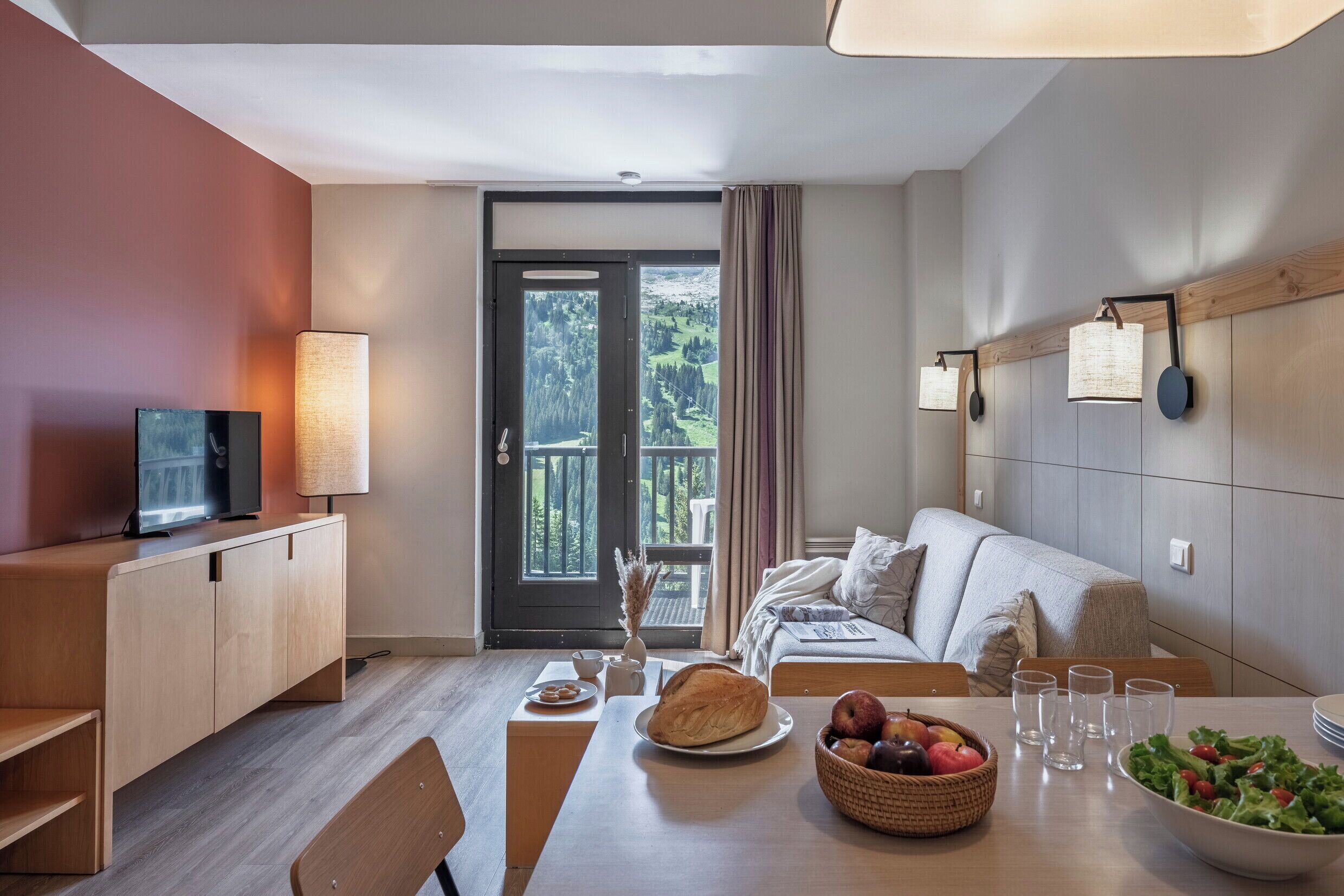 Appartement 4 personnes - 1 chambre - Balcon - Exposition Sud | Living area | Flat-screen TV, foosball