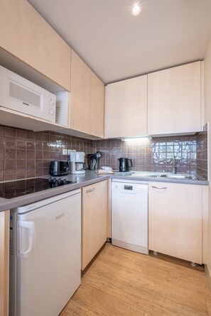 Appartement 4 personnes - 1 chambre | Cocineta privada | Refrigerador, microondas, lavavajillas y tetera eléctrica 