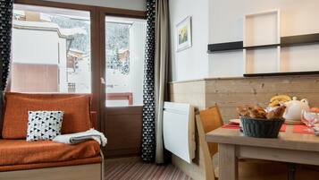 Apartment 4 people - 1 bedroom - Balcony | Living area | TV