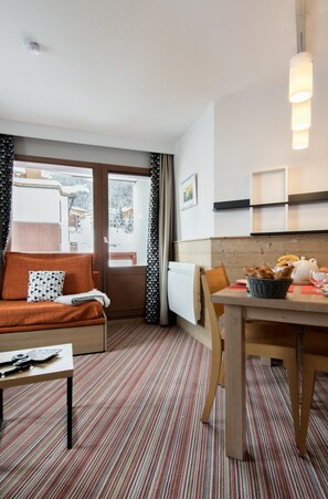 Apartment 4 people - 1 bedroom - Balcony | Living area | TV