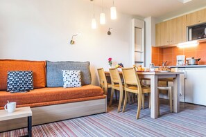 Departamento estándar | Área de sala de estar | Televisión 