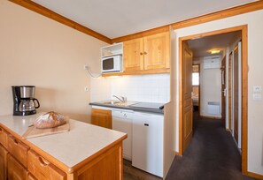 Apartment 4 people - 1 bedroom | Private kitchen | Fridge, microwave, stovetop, dishwasher