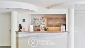 Un mostrador de recepción con un logotipo, una barra y una exhibición de varios objetos.