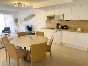 Apartemen, 2 kamar tidur | Dapur kecil pribadi | Lemari es, microwave, kompor, dan mesin pencuci piring