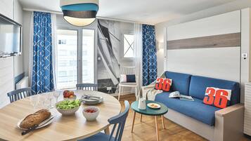 Studio 4 personnes - 1 coin nuit - Balcon - Rénové - Climatisé | 客廳 | 電視