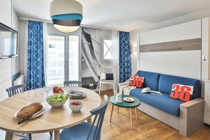 Studio 4 personnes - 1 coin nuit - Balcon - Rénové - Climatisé | Zona de estar | Una televisión