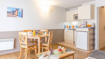 Communicating Studio 8 people - 2 sleeping alcoves - Balcony | Private kitchenette | Fridge, microwave, stovetop, dishwasher