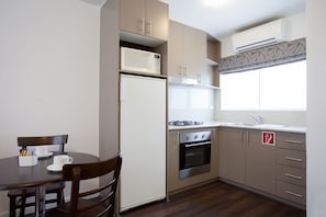 Kühlschrank, Mikrowelle, Wasserkocher mit Kaffee-/Teezubehör
