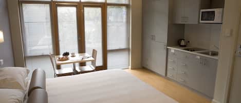 Escrivaninha, ferros/tábuas de passar roupa