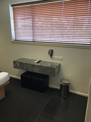 Ducha, artículos de tocador gratuitos, secador de pelo, toallas