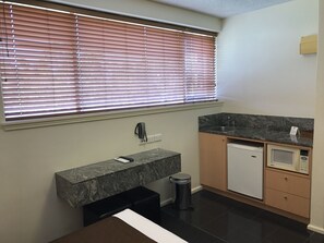 Refrigerador, microondas, cafetera/tetera, utensilios de cocina