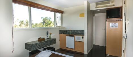 Studio Apartment - Double | Desk, iron/ironing board, rollaway beds, free WiFi