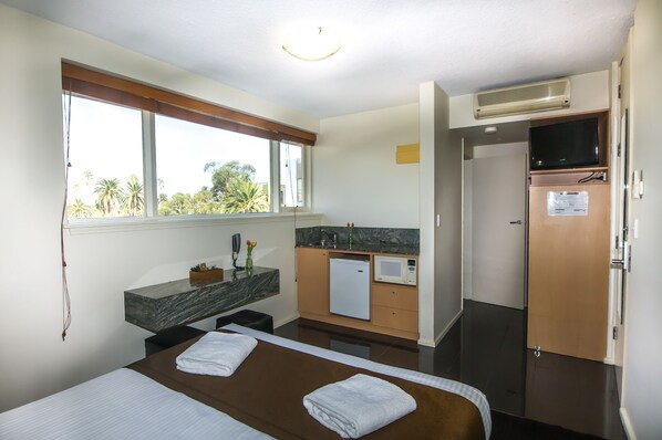 Studio Apartment - Double | Desk, iron/ironing board, rollaway beds, free WiFi - Easystay Studio Apartments (Melbourne)