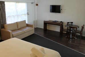 Desk, iron/ironing board, rollaway beds, free WiFi - Easystay Studio Apartments (Melbourne)