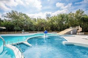 Piscine couverte, piscine extérieure (ouverte en saison)
