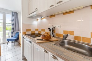 Maison 5 Personnes - 1 Chambre - Terrace - Maisons de la Plage district | Cuisine privée | Réfrigérateur, micro-ondes, plaque de cuisson, lave-vaisselle