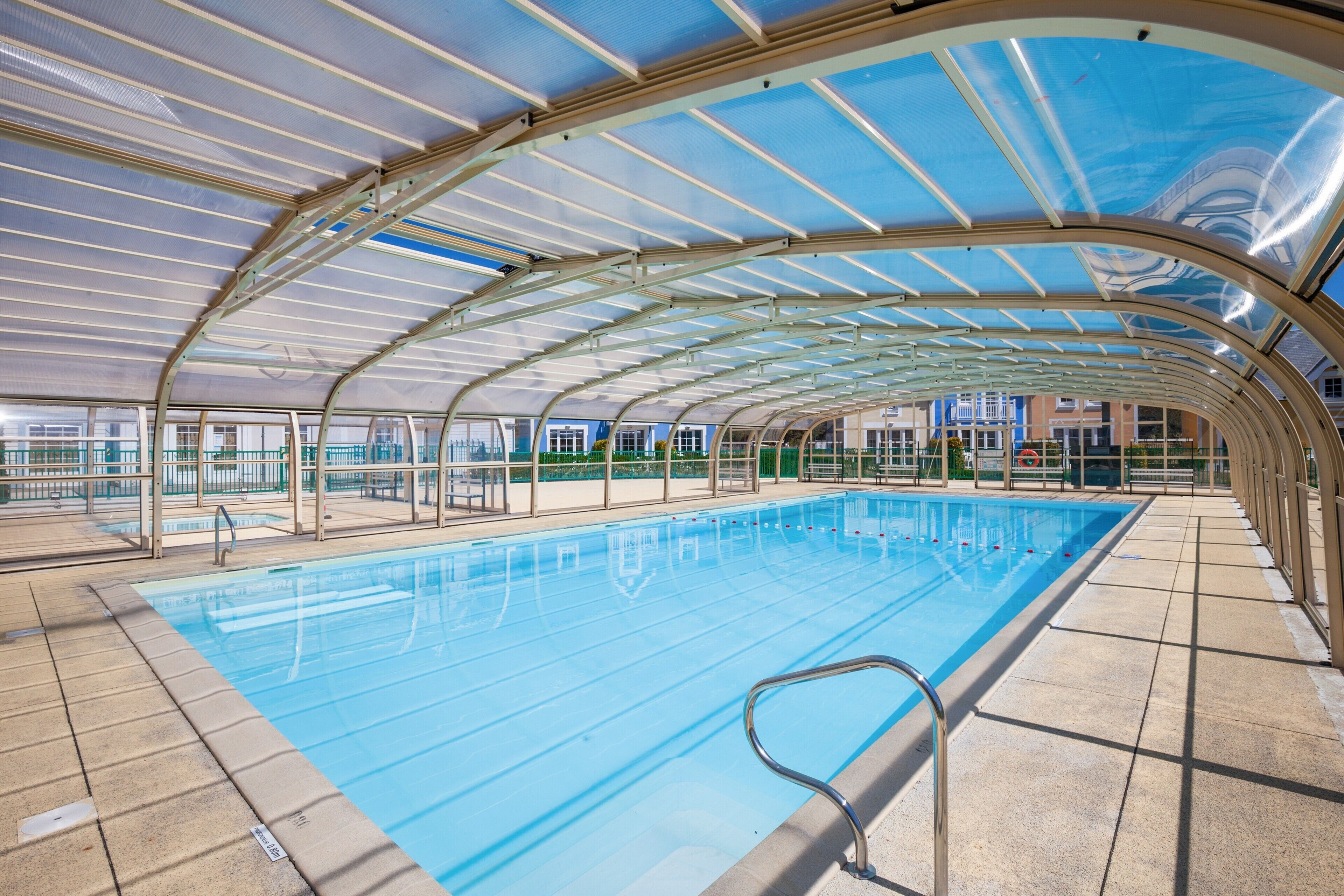 室内游泳池，季节性开放的室外游泳池