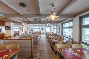 Phục vụ bữa sáng, bữa trưa và bữa tối 