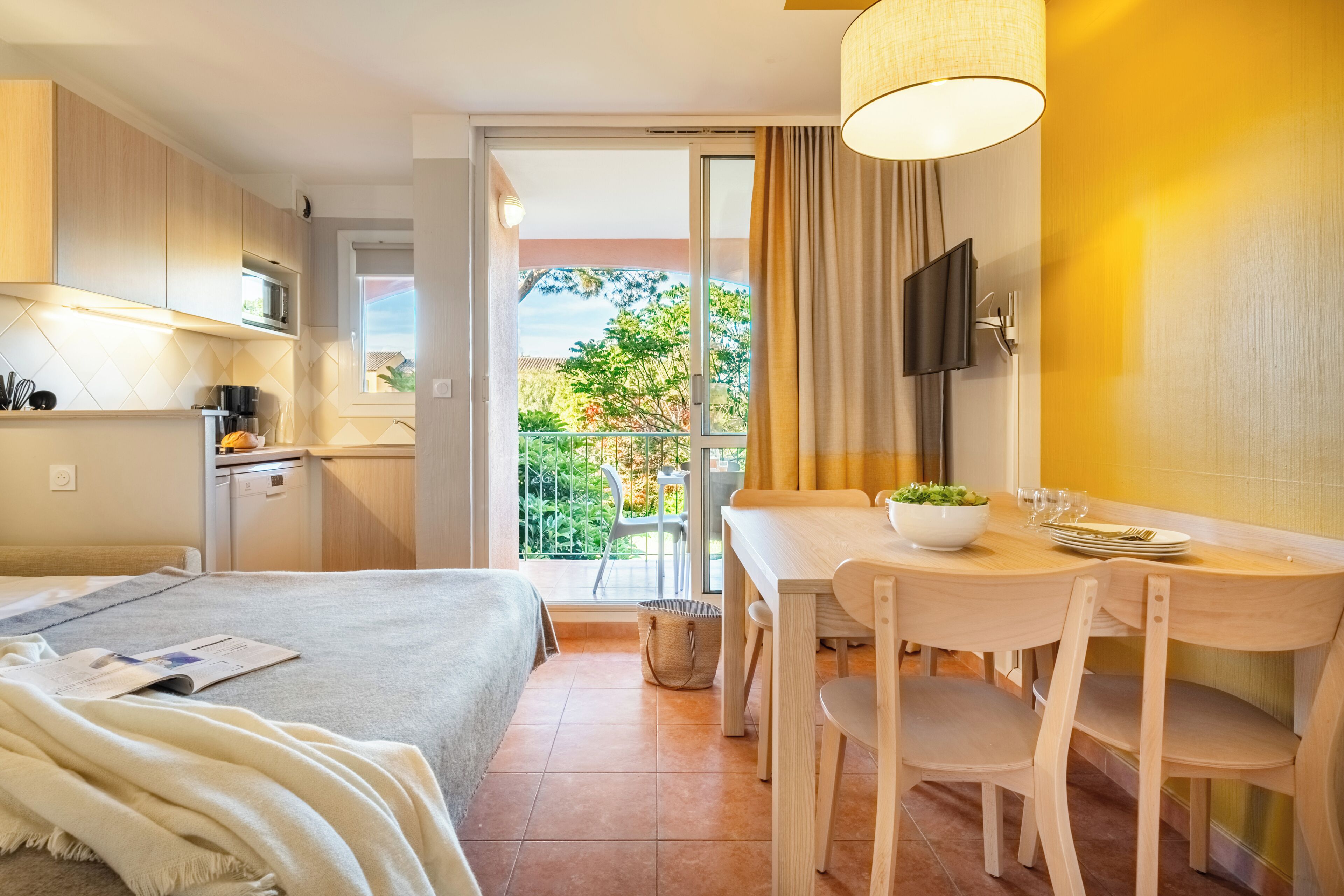 Studio 4 personnes - 1 coin nuit - Terrasse ou balcon - Rénové | Living area | 40-cm flat-screen TV with satellite channels, TV, ping pong