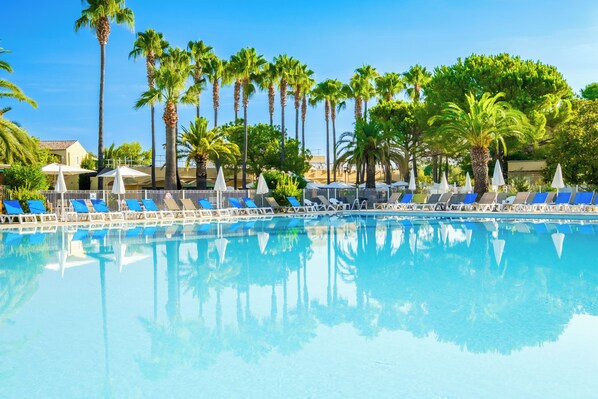 Piscine extérieure (ouverte en saison), parasols de plage