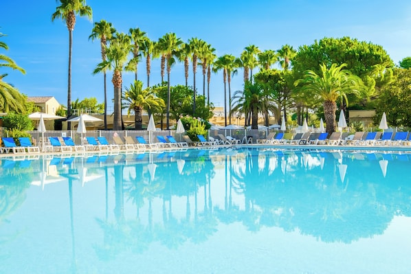 Piscine extérieure en saison, parasols, chaises longues