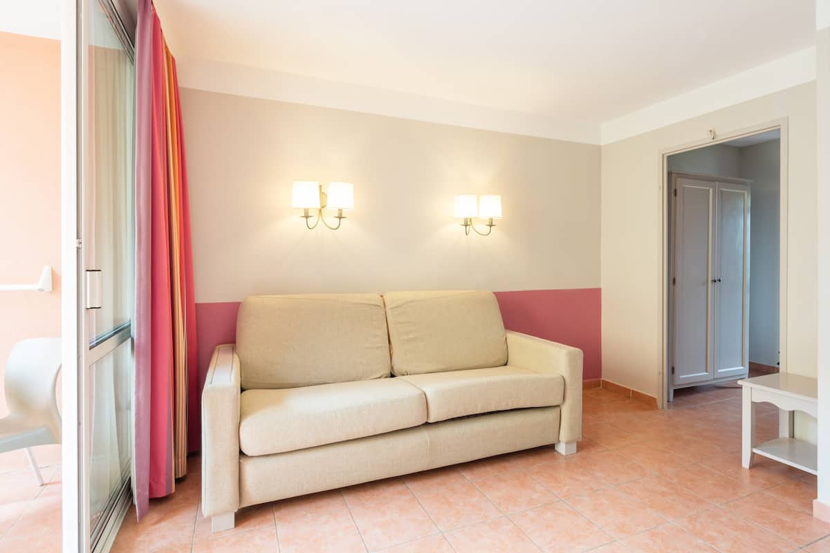 Blackout curtains, free WiFi, bed sheets