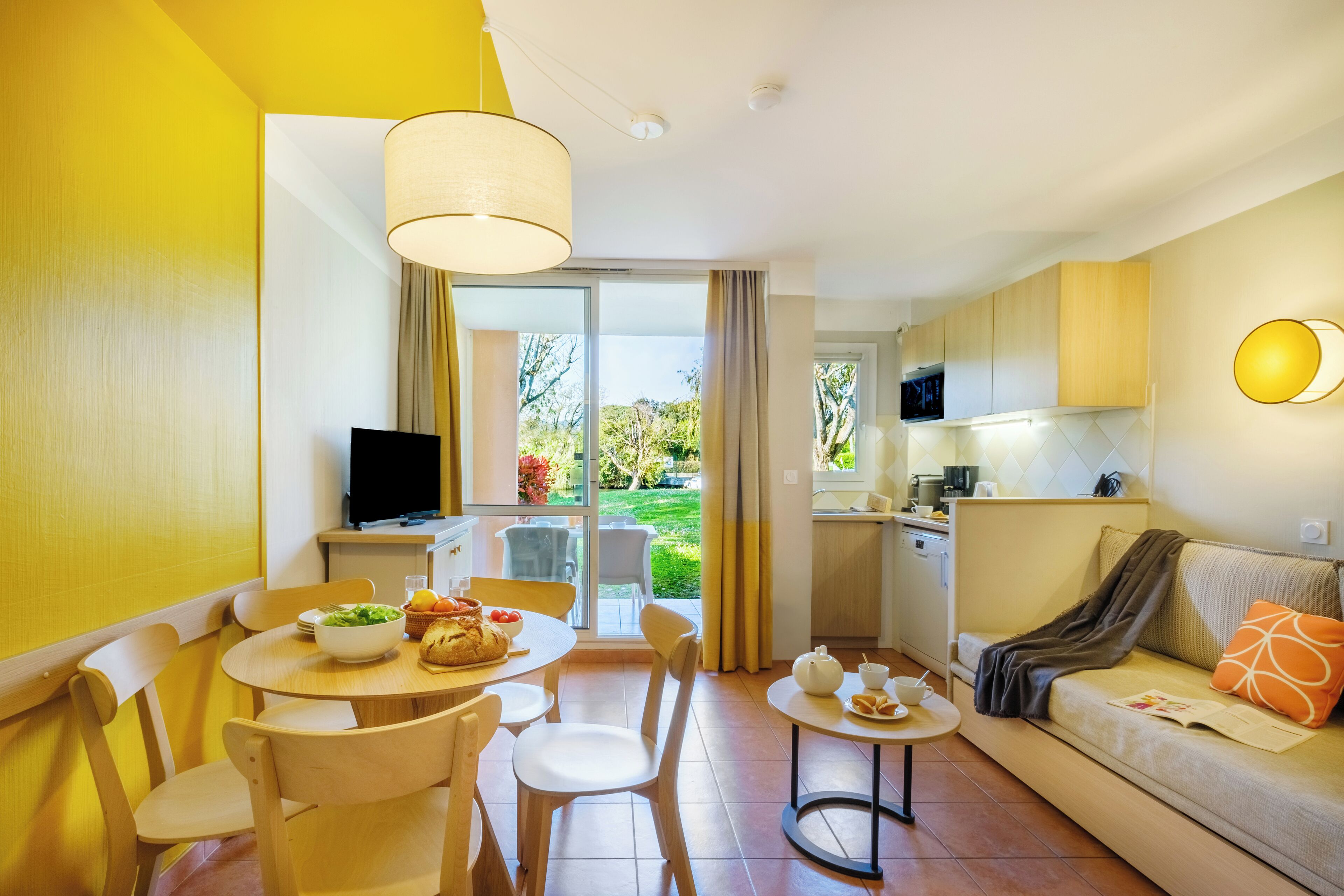 40-cm flat-screen TV with satellite channels, TV, table tennis