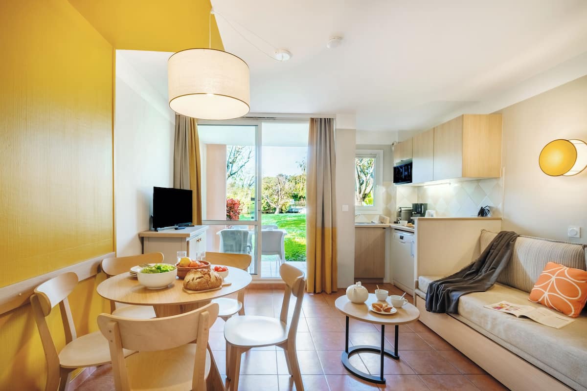 Studio 4 personnes - 1 coin nuit - Terrasse ou balcon - Rénové | Wohnbereich | 40-cm-Flachbildfernseher mit Satellitenempfang, Fernseher